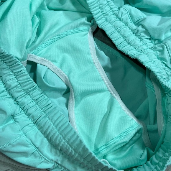 Lululemon Hotty Hot Short II (2.5") - Picture 4 of 6